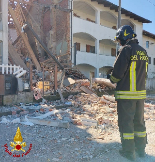 Esplosione a causa di una fuga di gas, crolla palazzina: grave un uomo di 79 anni